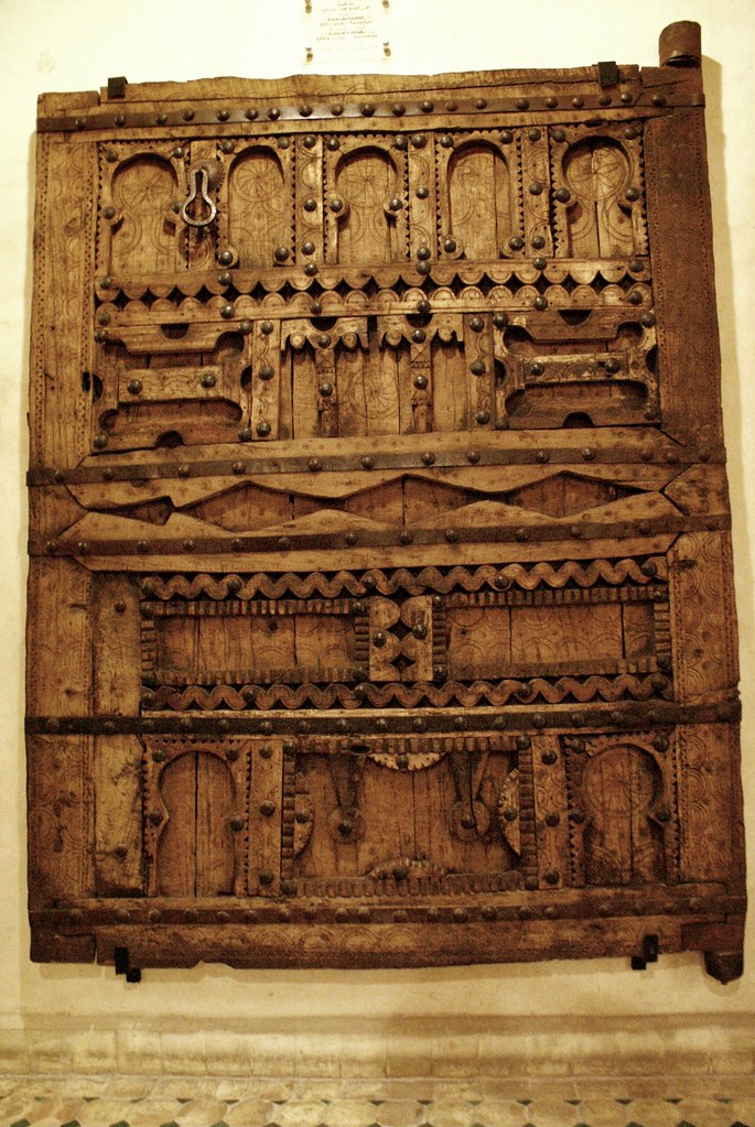 Belle porte en bois dans le Musée Nejjarine de Fès.
