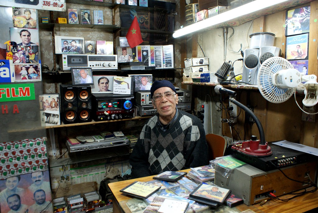 > Le seul disquaire et cassettaire de Fès (ou en tout cas le seul que j'ai trouvé) sur le haut de la rue Talaa Kebira. Un homme qui aime la musique.