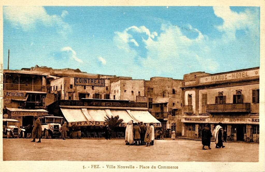 Ancienne carte postale de la Place du commerce dans la Nouvelle Ville à Fès.