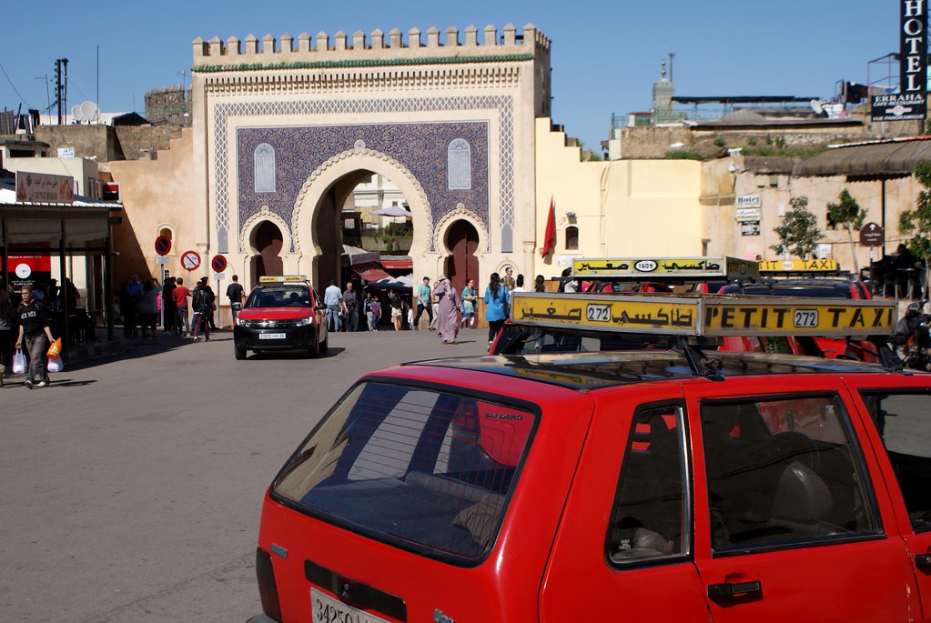 Petit taxi (rouge) devant la Porte Bleue de la médina de Fès.
