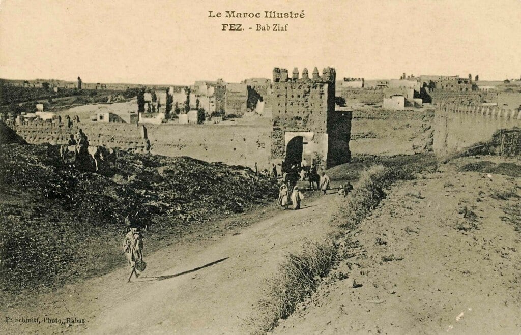 Ancienne carte postale de la Porte de Bab Ziaf à Fès.