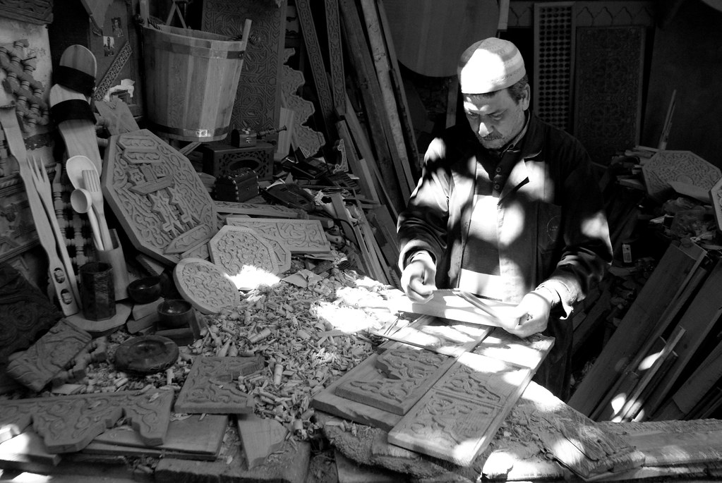 Menuisier dans le souk Nejjarine à Fès.