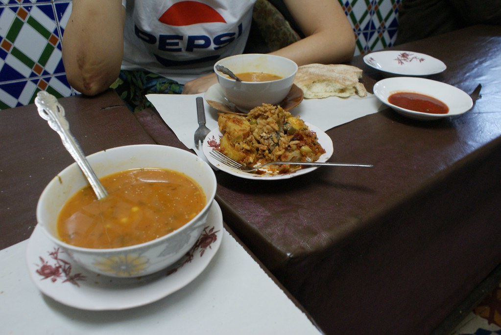 > Street food à Fès : Harira + tajine poisson + omelette. Un délice et un super accueil pour 35 drh/personne.