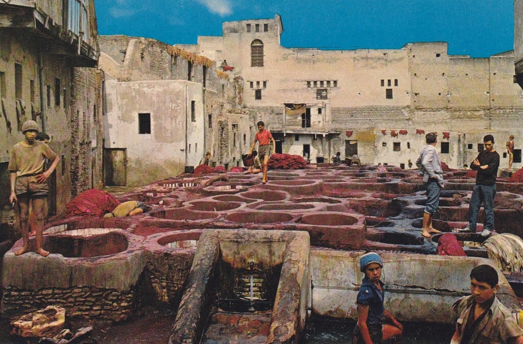Tannerie de Fès dans une carte postale retro.