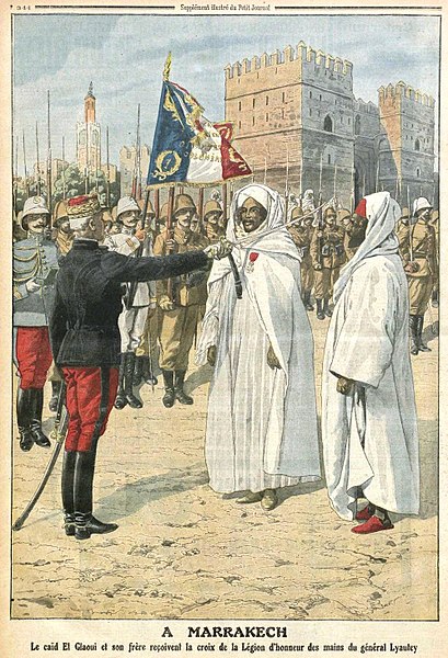 Remise de la croix de la légion d'honneur aux El Glaoui par Lyautey en 1912.
