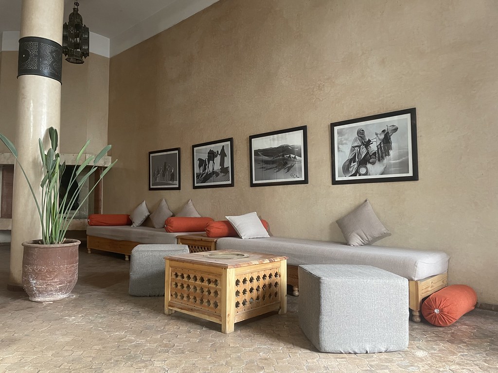 Espace en commun de l'auberge de jeunesse Equity Point à Marrakech.