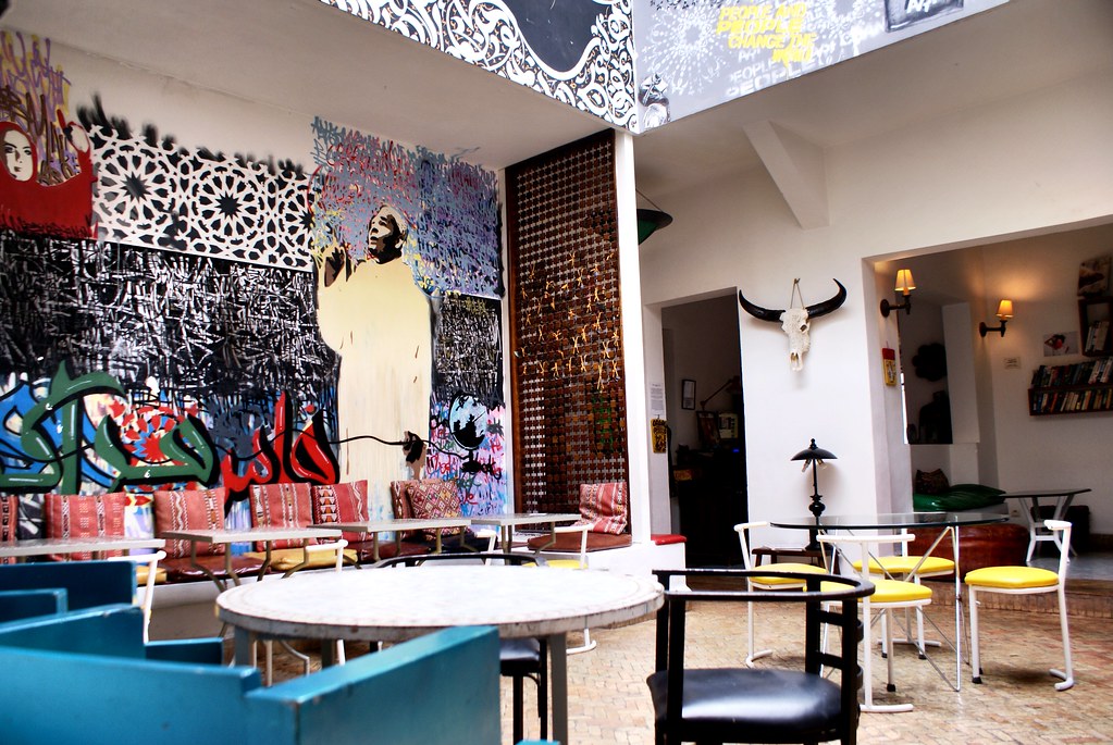 Café Clock à Marrakech : Mélange de déco marocaine de vintage et de street art pour un lieu très chouette.