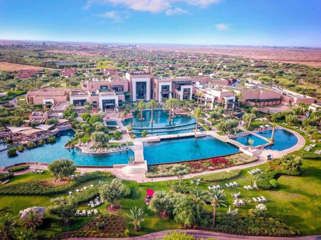 Piscine géante au Fairmont Royal Palm de Marrakech.