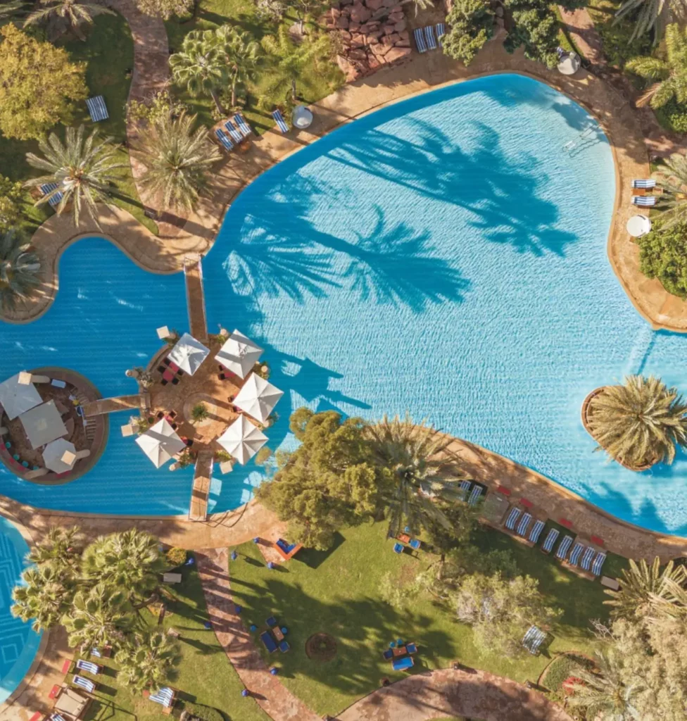 Vue aérienne dans la piscine Es Saadi à Marrakech.