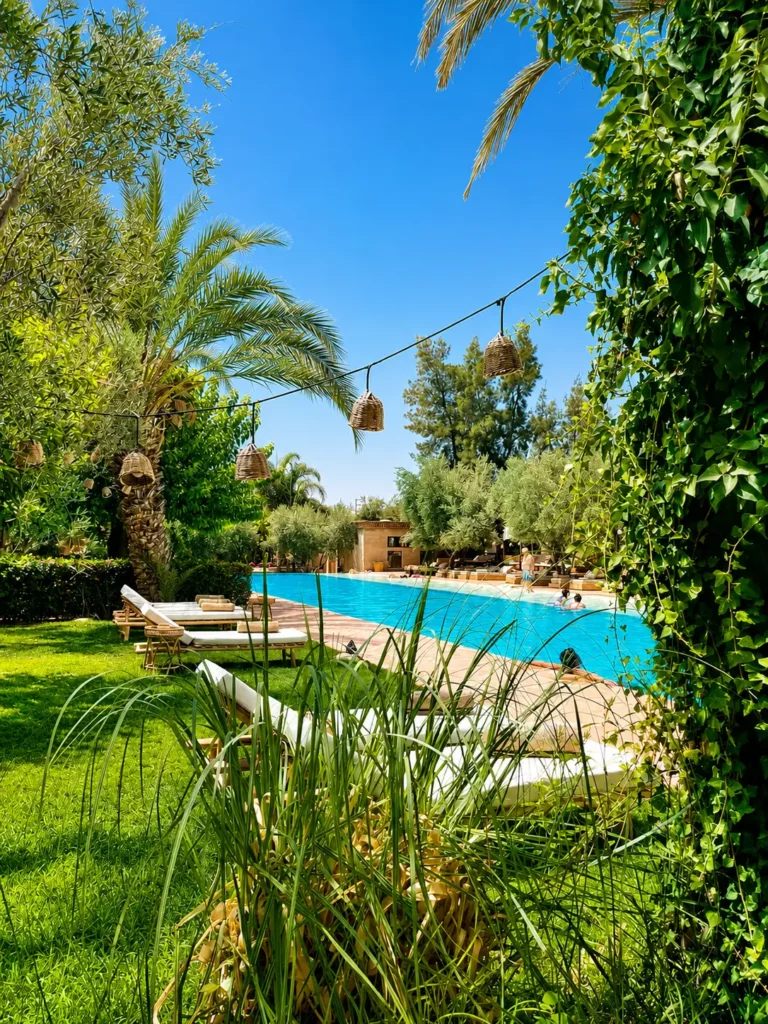 Piscine et jardin de Manzil Tortue à Marrakech.