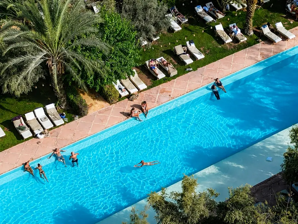 Vue aérienne de la piscine de Manzil Tortue à Marrakech.