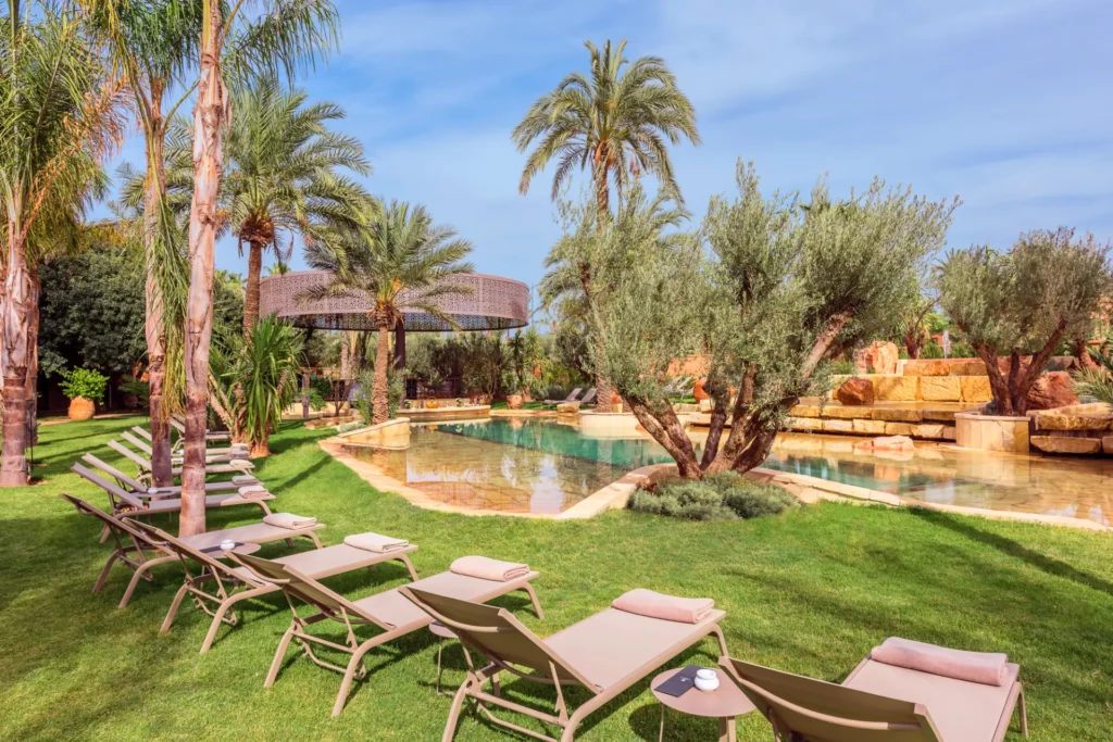 Transats et jardin dans Tigmaza boutique hotel de Marrakech.