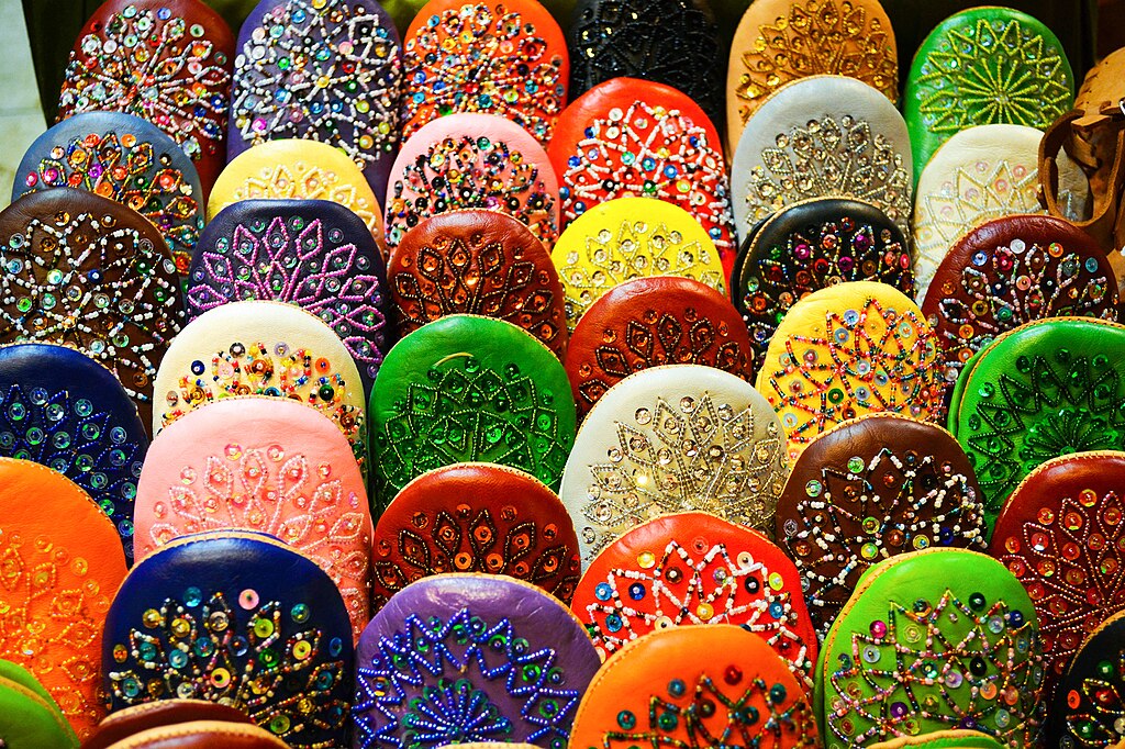 Shopping à Marrakech : Bienvenue dans la caverne d’Ali Baba, ici dans le coin « babouches multicolores » ! Photo de J.Ligero & I.Barrios