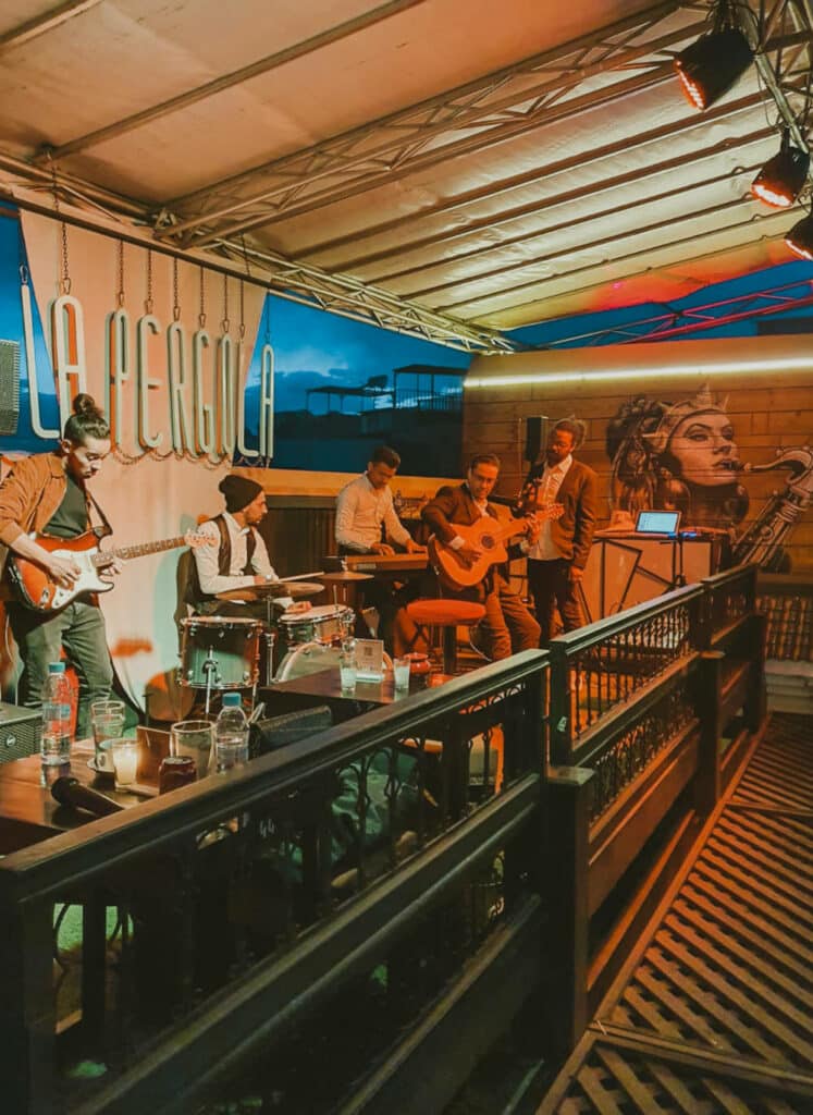 Préparation pour un concert de jazz au Pergola à Marrakech.
