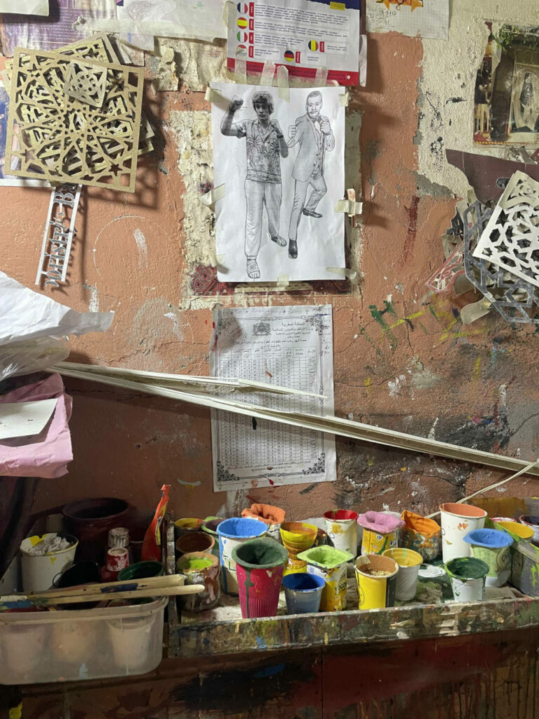 Dans l'atelier des peintres sur bois du souk Jeld.