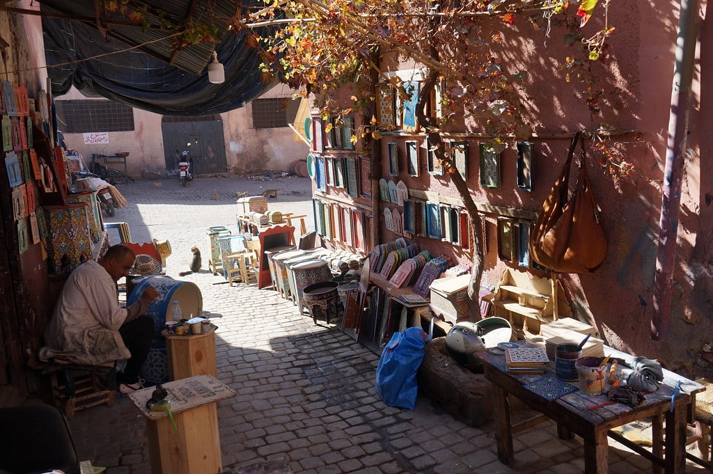 Artisan peintre sur bois au Souk Jeld.