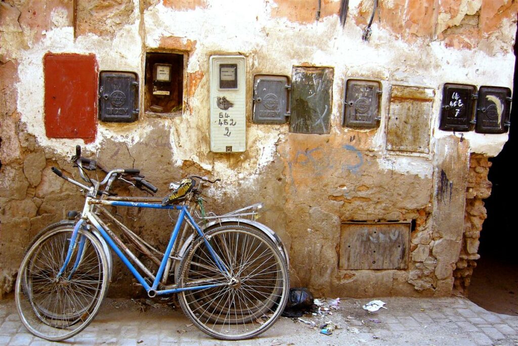 Vélos et compteurs électriques à Marrakech en direction de la porte Doukkala – Photo d’Alexandre Baron
