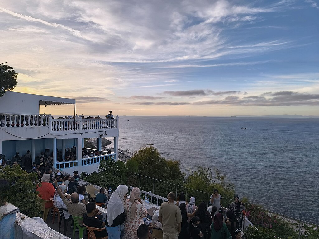 Café Hafa à Tanger face au Détroit de Gibraltar - Photo de Rachid Baya - Licence c0