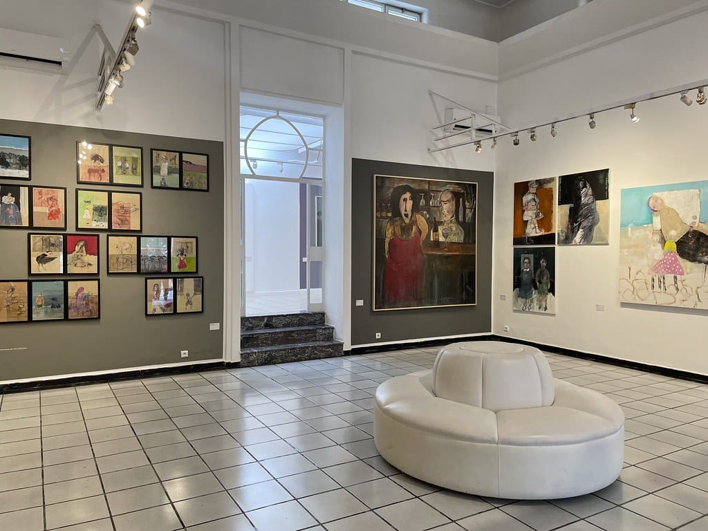 Dans la galerie d'art Delacroix à Tanger.