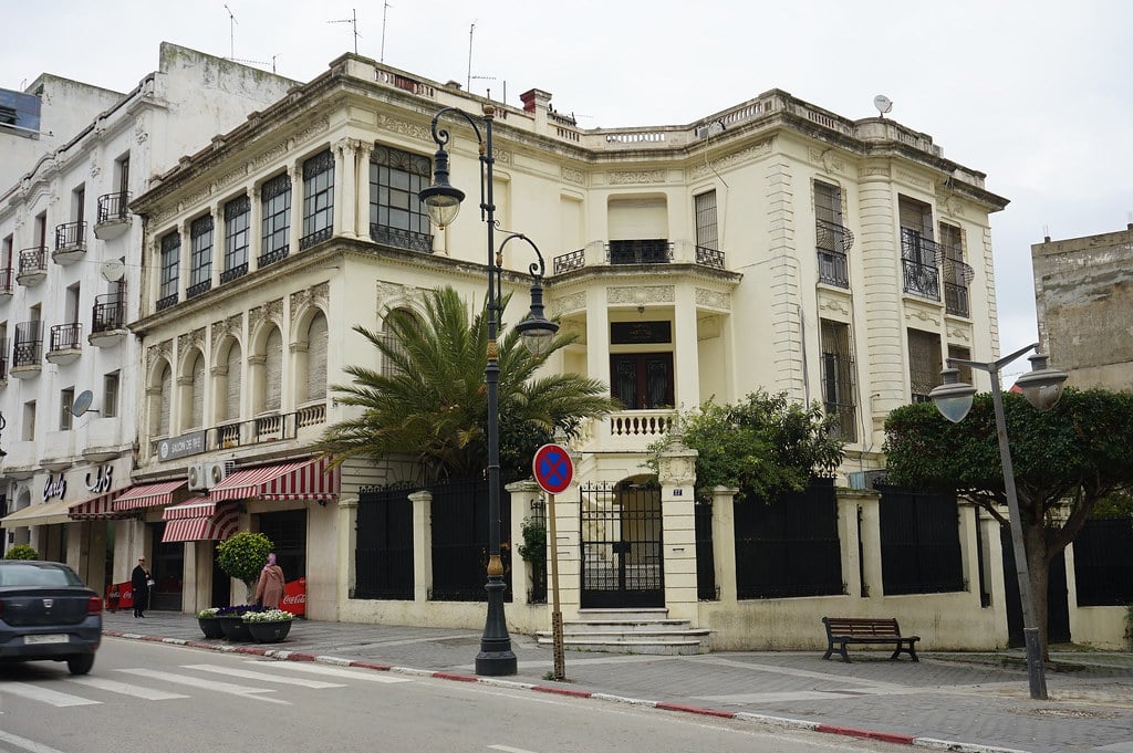 Salon de thé Métropole au rez de chaussée de la synagogue Shaar Rafael sur le boulevard Pasteur à Tanger.