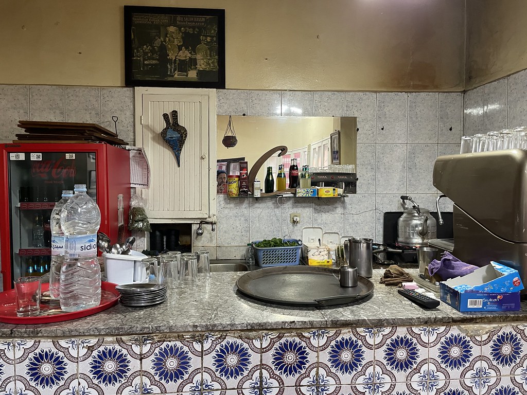 Comptoir du Café Glaze sur la place du Grand Socco à Tanger.