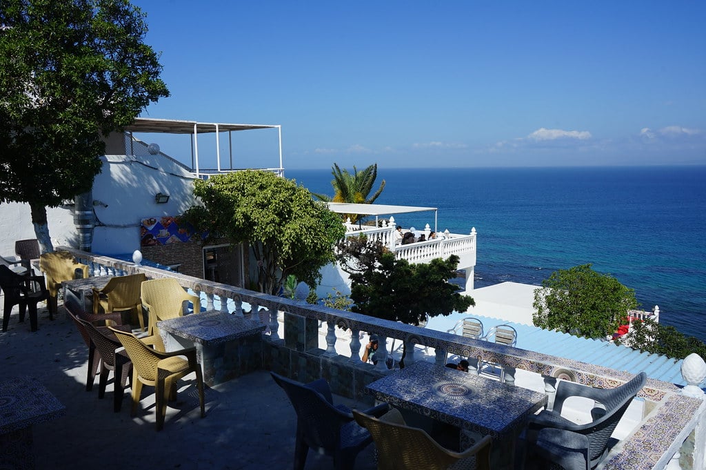 Terrasses du café Hafa à Tanger avec derrière le détroit, Tarifa, Cadix et Gibraltar en face.