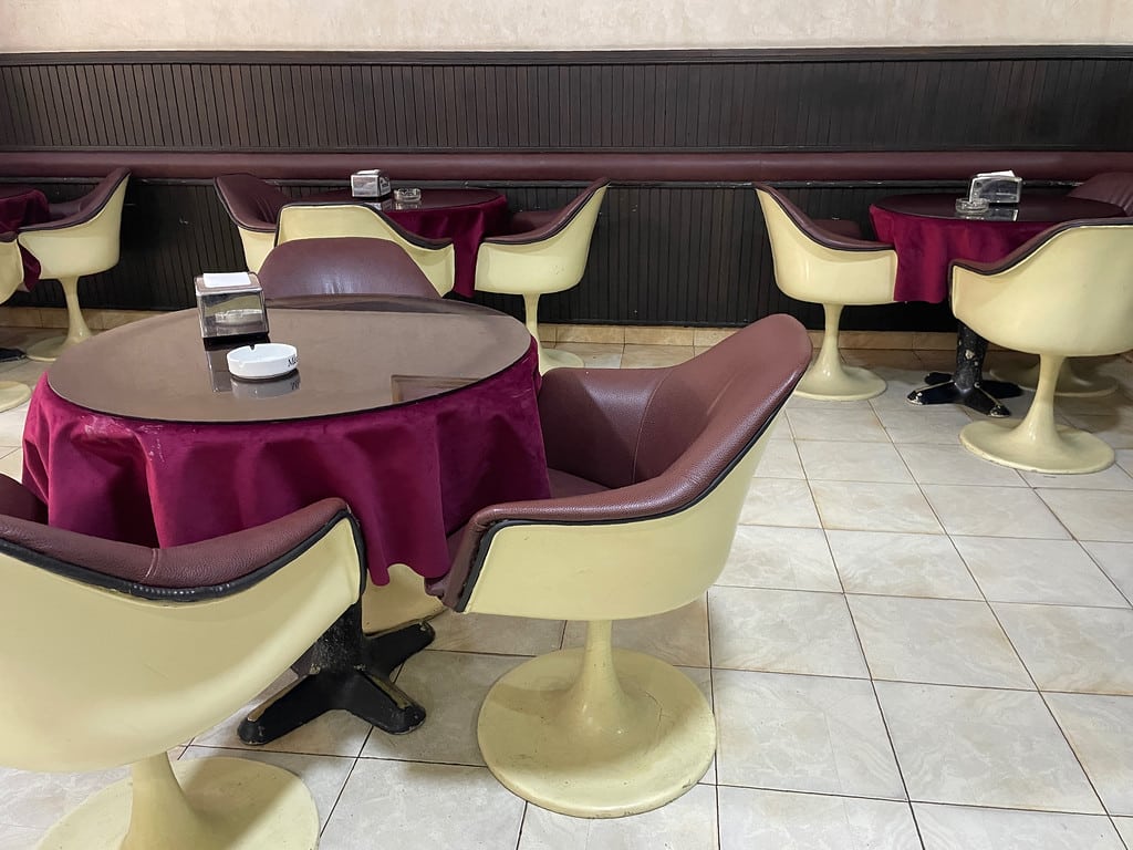 Fauteuils vintage dans le café Metropole à Tanger.