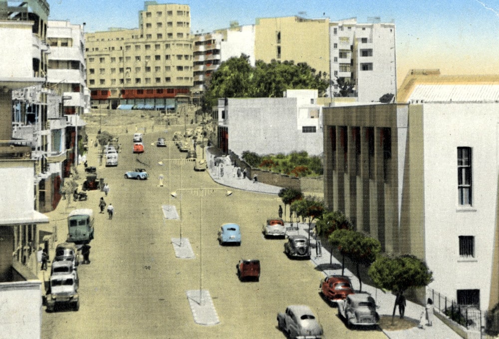 Dans le centre ville moderne de Tanger vers 1950.