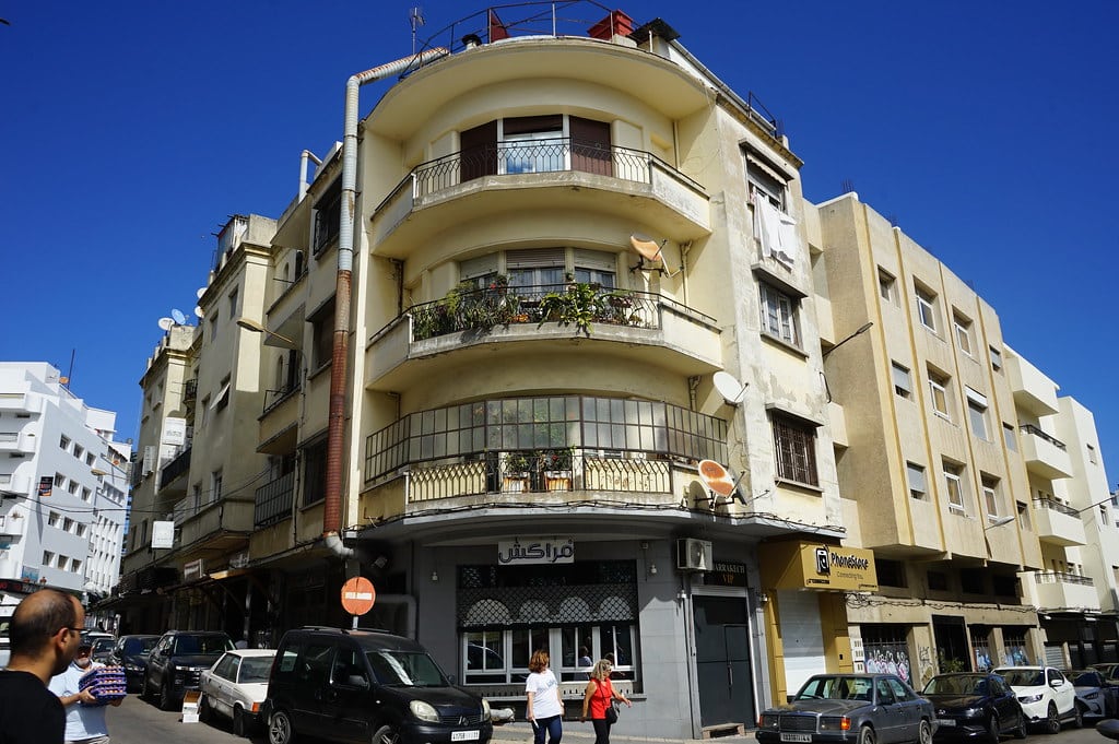 Immeuble du centre-ville de Tanger tendance Art Deco paquebot un peu bizarre 2.