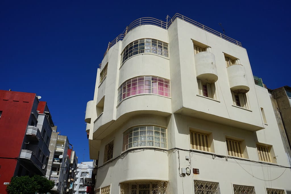 Immeuble du centre-ville de Tanger tendance Art Deco paquebot un peu bizarre.
