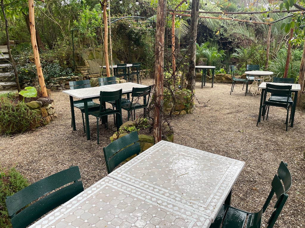Terrasse du café du jardin botanique Donabo gardens à Tanger.