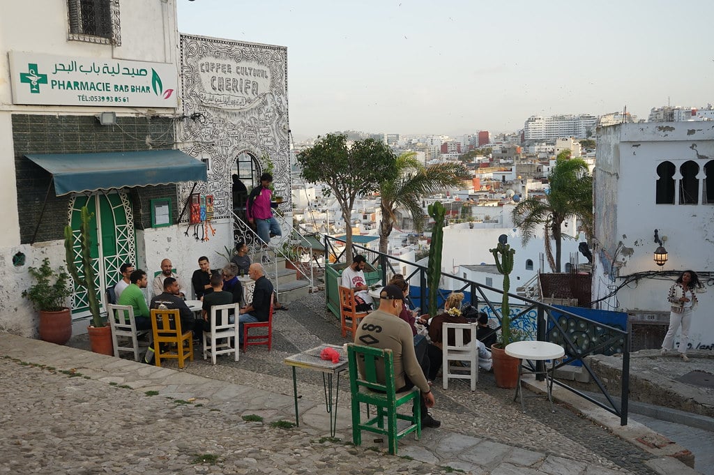 Terrasse du Café Cherifa dans le quartier de la Casbah à Tanger.