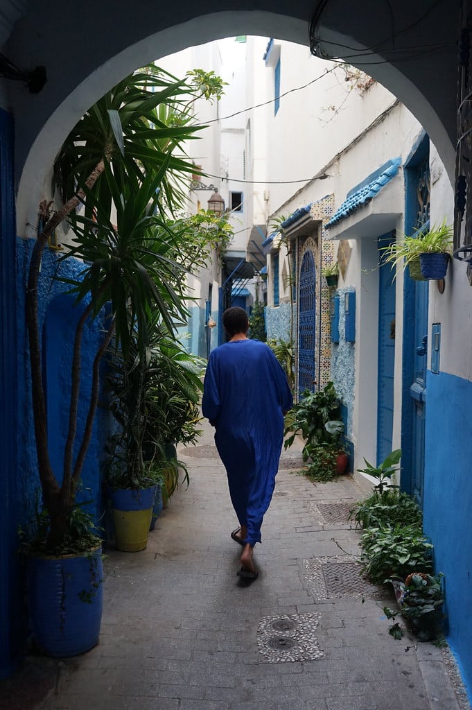 Dans une ruelle tranquille du quartier de la Kasbah à Tanger.
