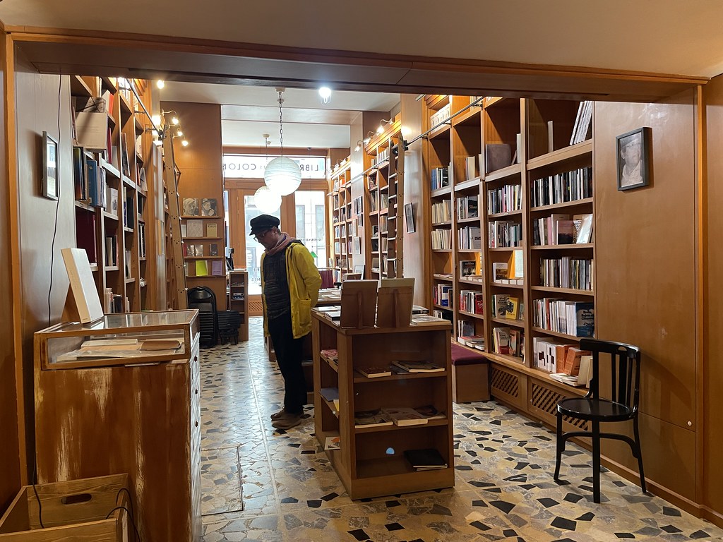 Dans la librairie des deux colonnes à Tanger.