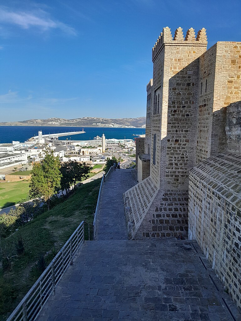 Vue sur le port et la baie depuis les murailles de la Casbah - Photo de August Dominus - Licence c0