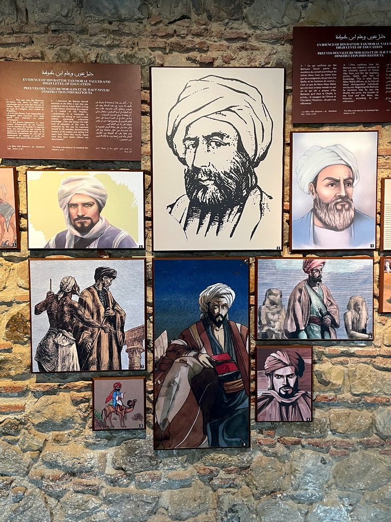 Diverses représentations du voyageur dans le musée Ibn Battouta de Tanger.