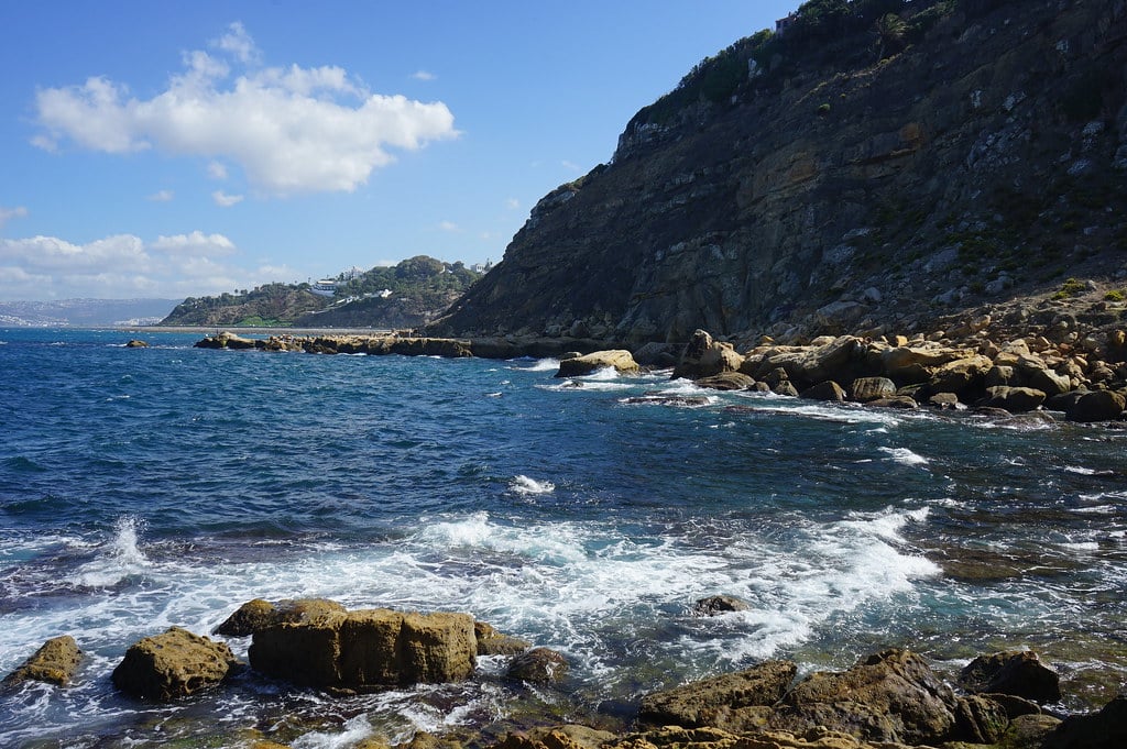 Côte rocheuse et spot de pêche après la plage de Merkala à Tanger.