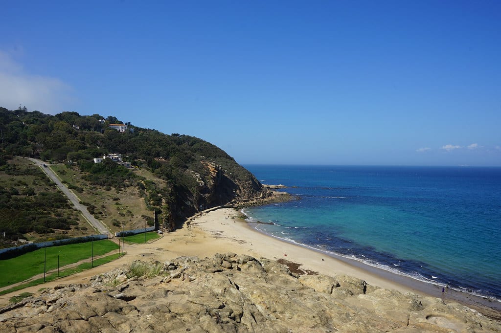 Plage de Merkala et un bout du quartier de la Montagne à Tanger.