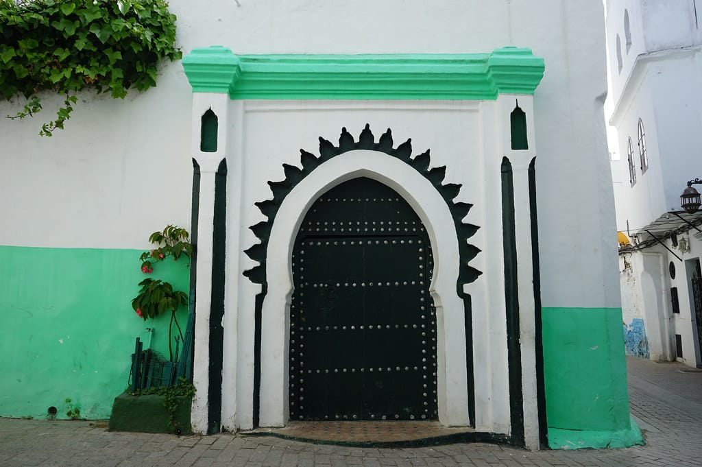 Porte noire et verte dans la Casbah de Tanger.