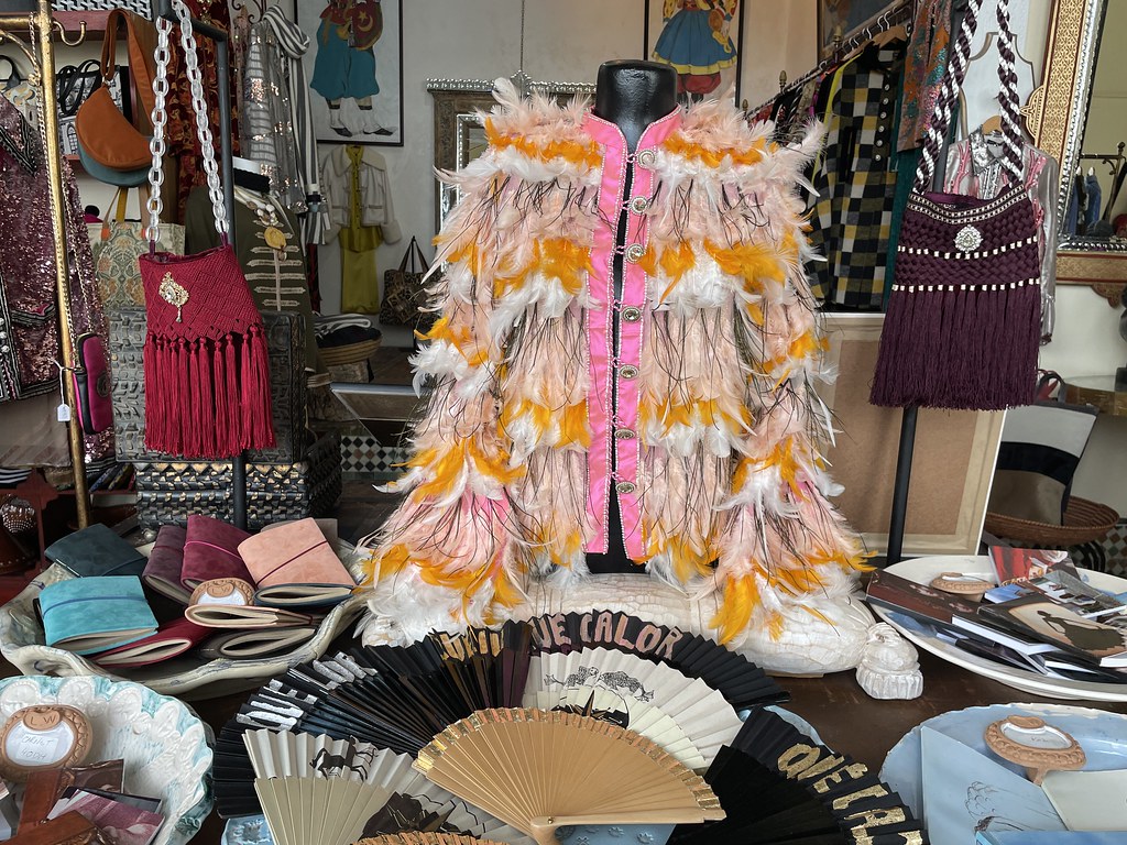 Dans la boutique Laure Welfling à Tanger : Mode et déco.
