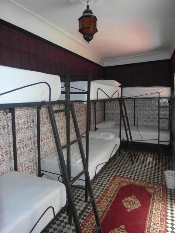 Dans un dortoir de l'auberge de jeunesse Riad Sijane à Marrakech.