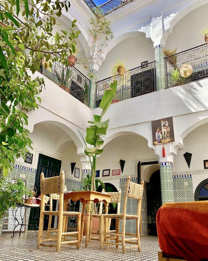 Dans la cour de l'auberge de jeunesse Riad Sijane à Marrakech.