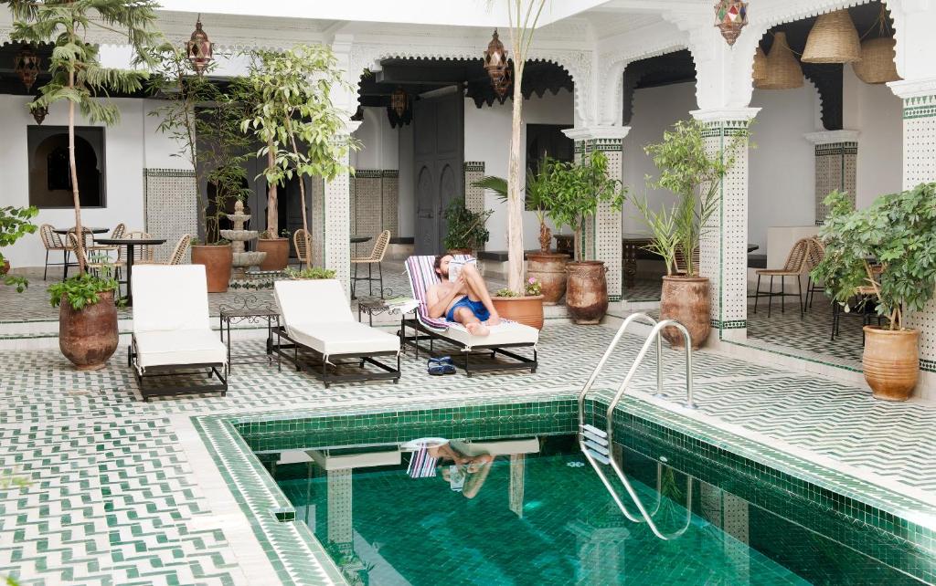 Sur le bord de la piscine de l'auberge de jeunesse Central House Marrakech Medina.