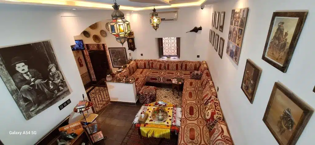 Dans l'auberge de jeunesse Hostel Dar Ben Youssef à Marrakech.