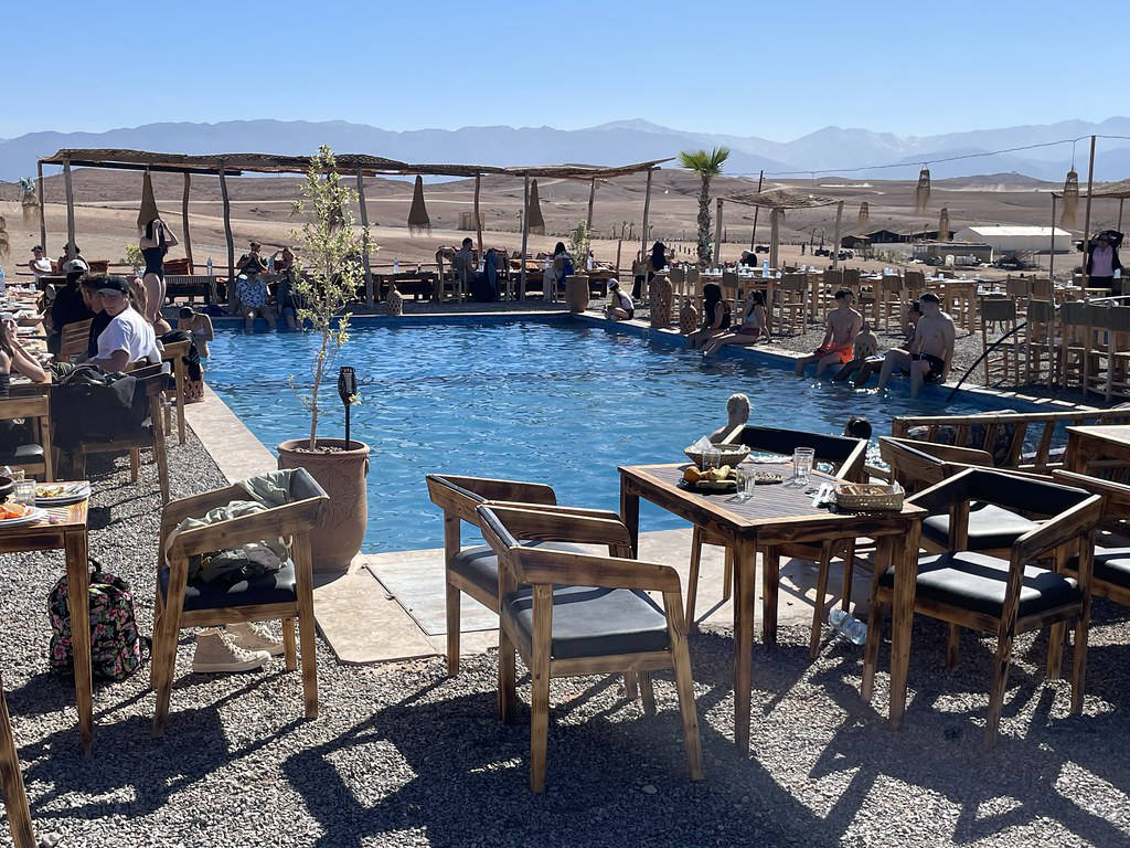 Piscine dans le desert d'Agafay. Vision un peu hors-sol à la Mad Max.