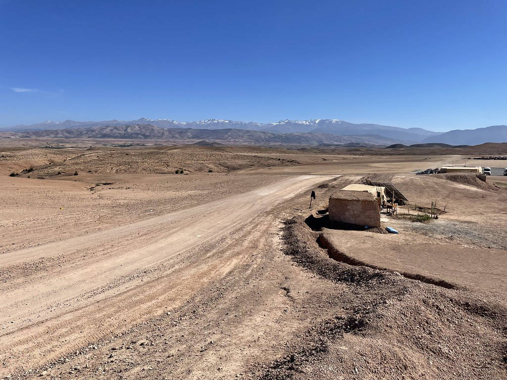 Vue sur les montagnes de l'Atlas depuis le desert d'Agafay près de Marrakech.