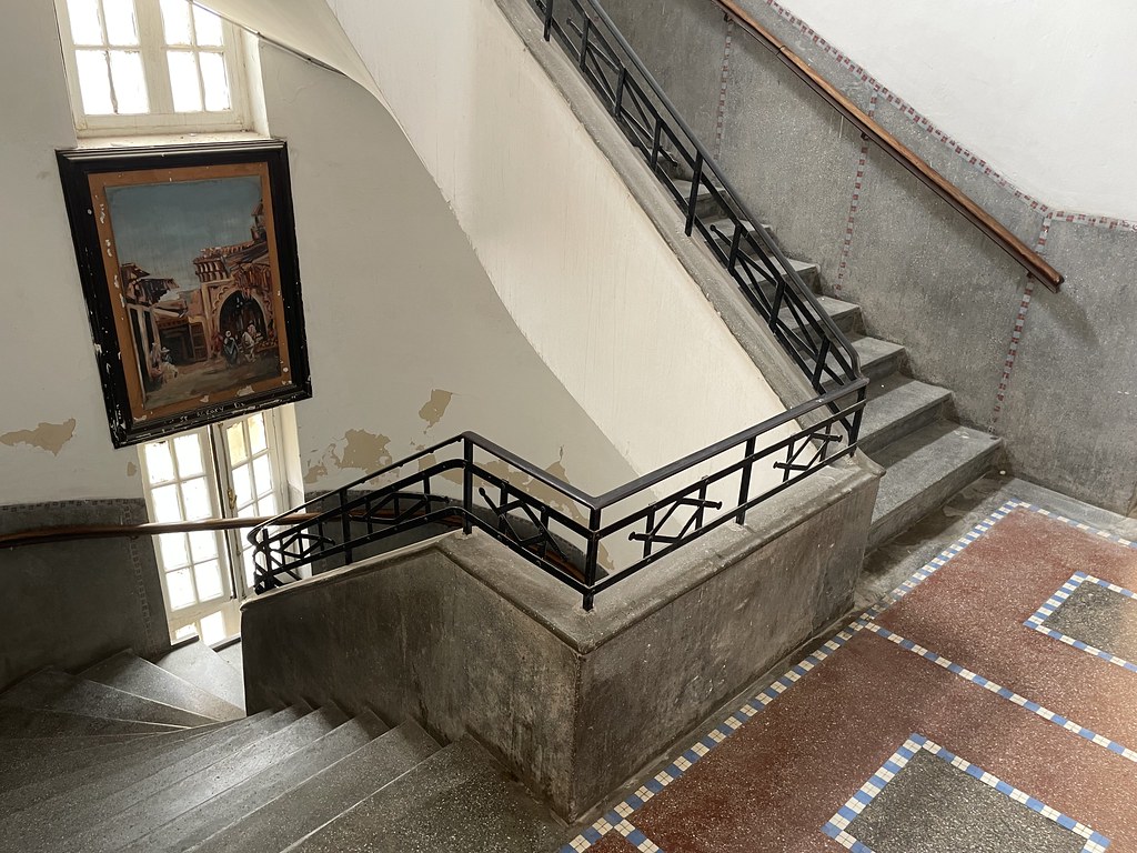 Cage d'escalier dans un batiment Art Deco de Marrakech.