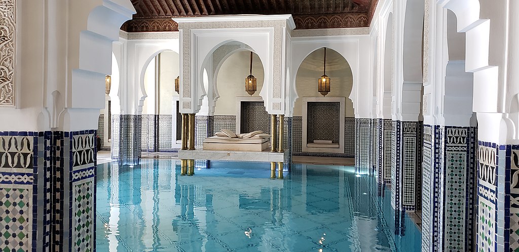 Piscine intérieure de l'hôtel de luxe La Mamounia dans le quartier de l'Hivernage à Marrakech. Photo de Pi3.124