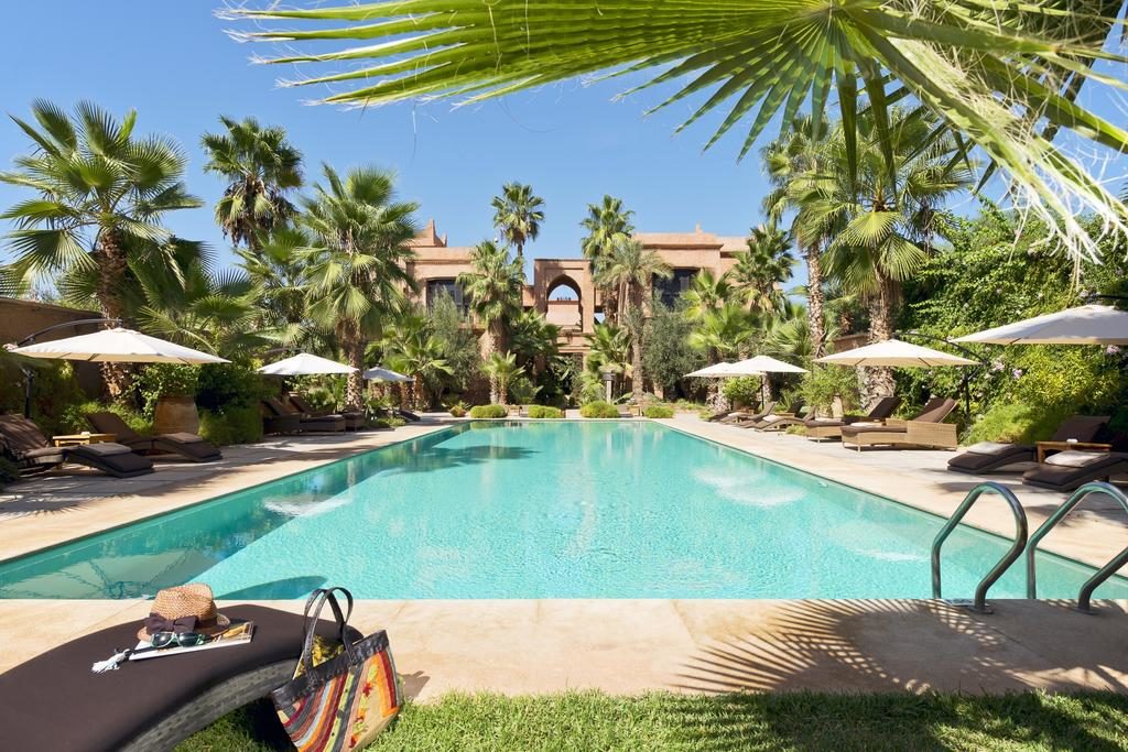 Hotel de charme autour de Marrakech : Au bord de la piscine du Tigmiza Boutique Hotel & Spa de Marrakech.