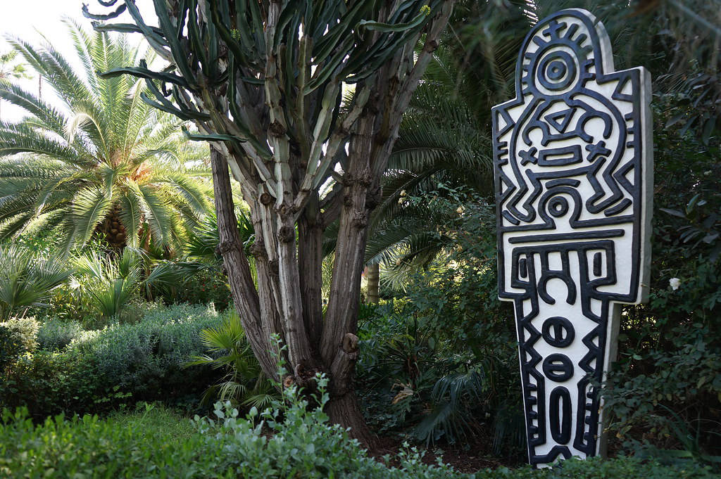 Statue / Totem de Keith harring dans le jardin ANIMA.